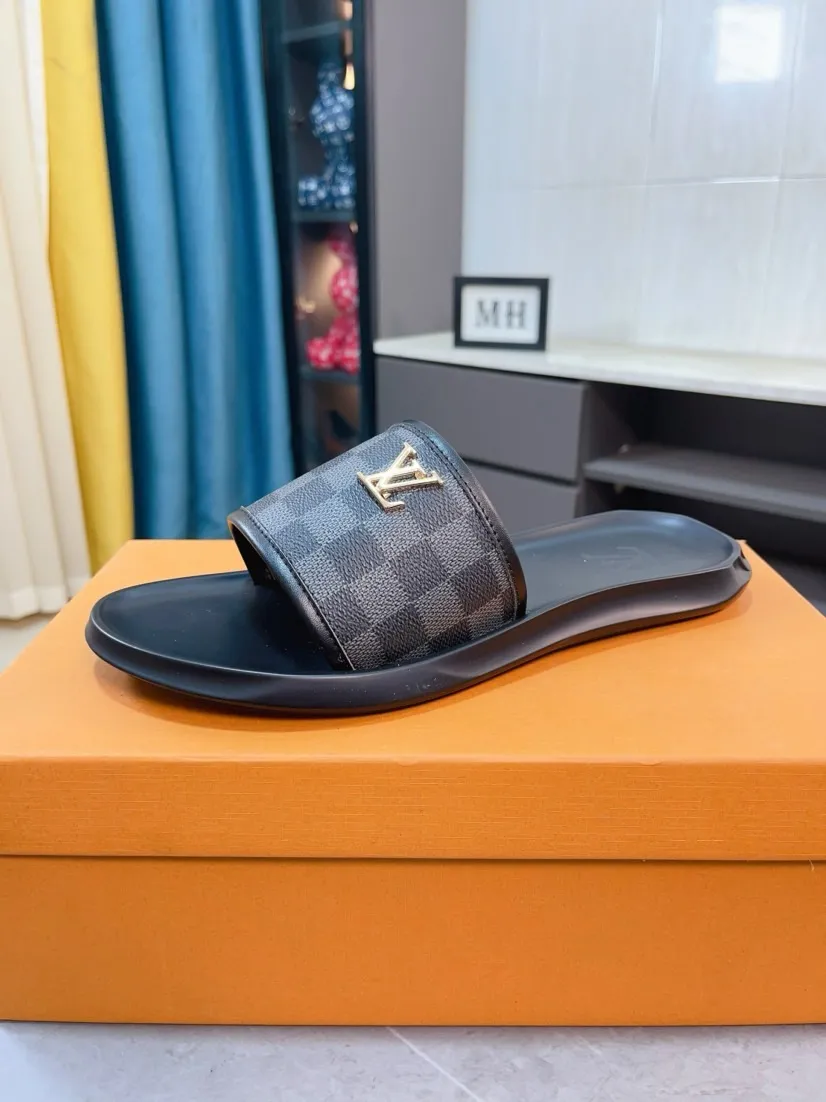 Men's shoes 💰260🌹🌹 (lv-Louis Vuitton) new men's sandals, high-end boutique, exquisite embossed logo decoration on the upper, fine workmanship, super soft soles, casual, loose and comfortable, a must-have in summer! \nsize：38-44